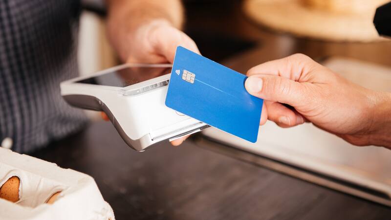 Existen motivos por los cuales se le pueden dar de baja las tarjetas de crédito a una persona.