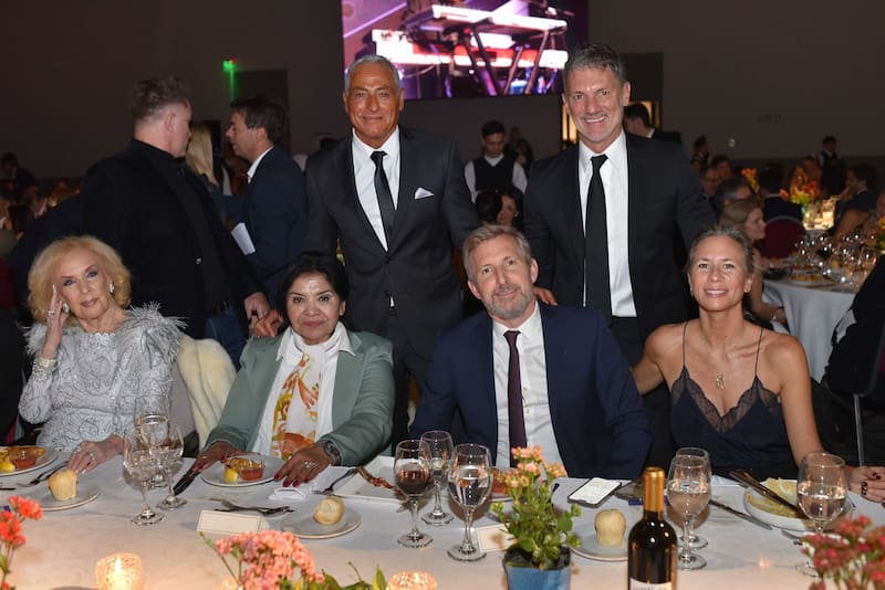 Margarita Barrientos junto a Mirtha Legrand, Rogelio Frigerio y su esposa Victoria Costoya, el empresario Miguel Zarzur, de Zarzur Investment, y el PR Leo Mateu, de Red Carpet Agency.