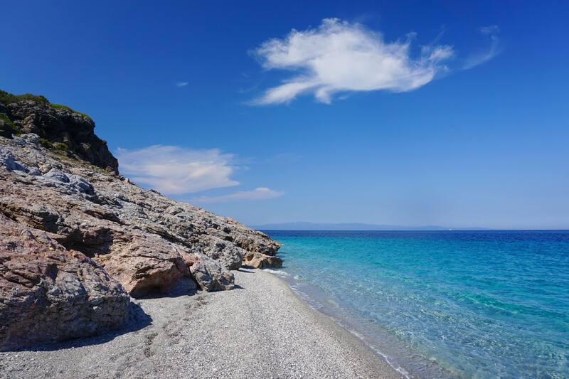 La playa Pasqyra en Albania, rebautizada como la Playa Espejo, fue la elegida por tener el agua más azul del mundo. (Foto: archivo)