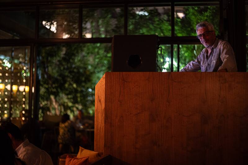 La cabina del famoso musicalizador y DJ Bobby Flores