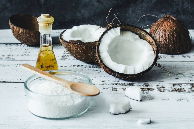 La hidratación y fortalecimiento del cabello a través del aceite de coco. (Fuente: Unsplash)