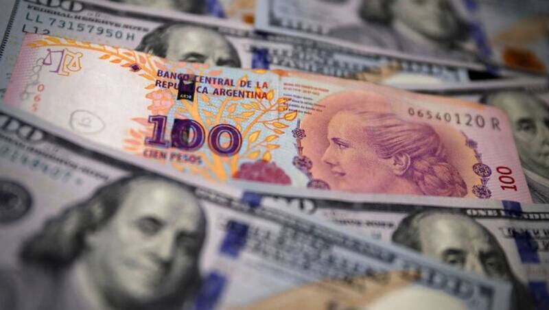 La conversión de pesos a dólares sería potencialmente muy licuatoria y, por lo tanto, con un muy severo ajuste.