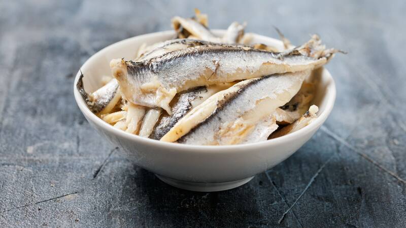 Exigen la retirada urgente de este famoso pescado por la presencia de una bacteria peligrosa.