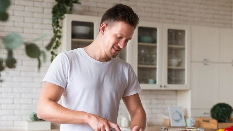 Adoptar hábitos saludables y antiinflamatorios en la dieta diaria puede contribuir significativamente a reducir la sensación de hinchazón.