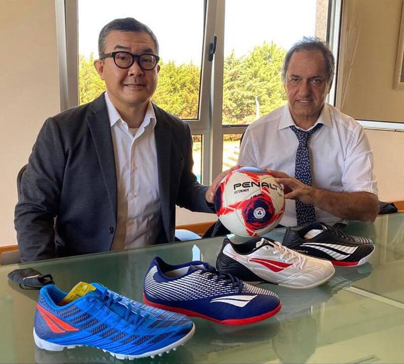 El entonces presidente de Penalty Argentina, Emerson Shiromaru, con Daniel Scioli, quien como embajador argentino en Brasil contribuyó al retorno de la marca con producción local en 2021.