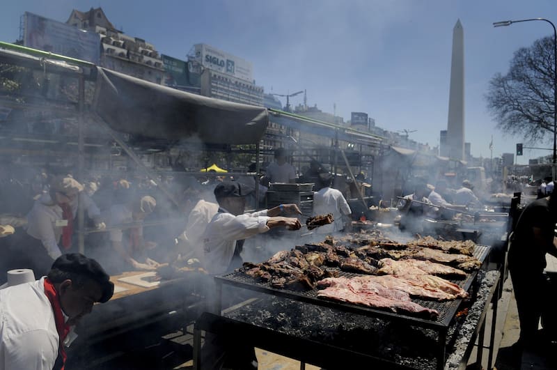 El asado es un clásico que no falta en una juntada con amigos o en festejos familiares.