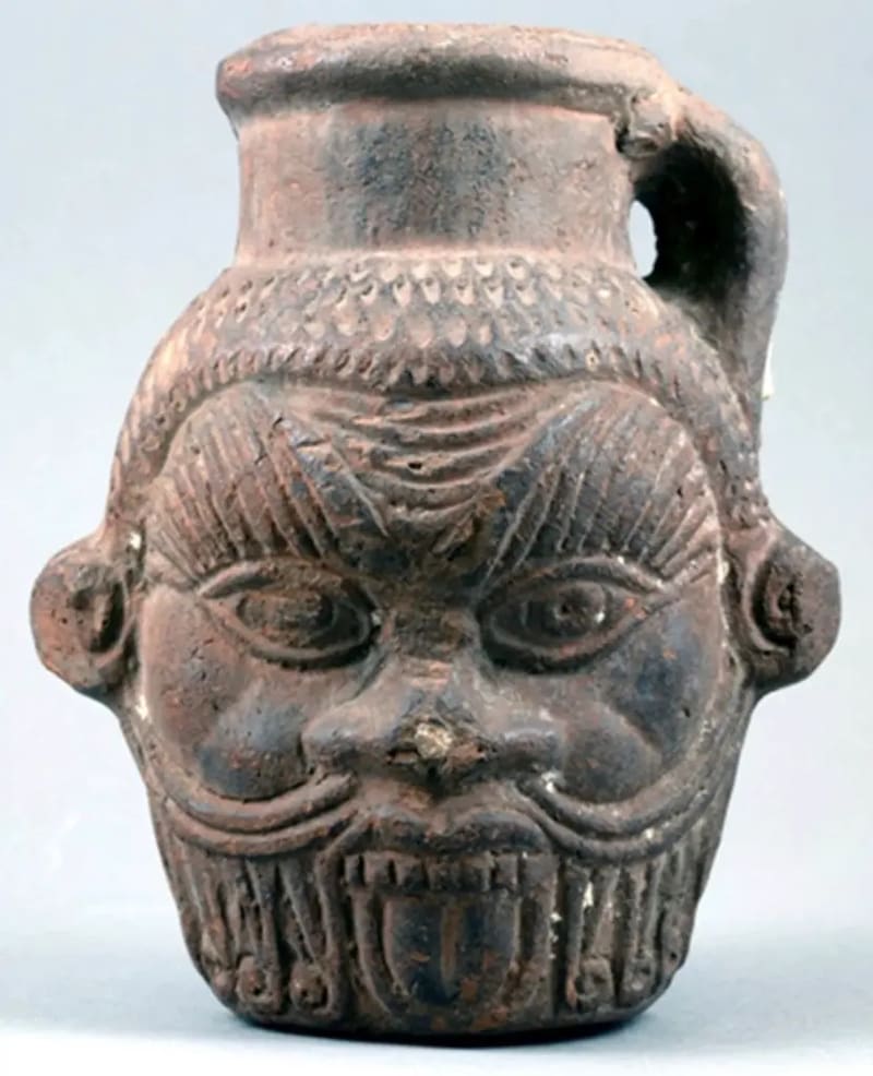 Así eran las vasijas donde bebían en los rituales del dios Bes.