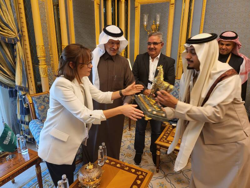 Fernanda Ávila con funcionarios de Arabia Saudita.