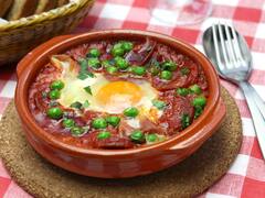Huevos flamencos: la receta de las abuelas para comer un plato sabroso y económico