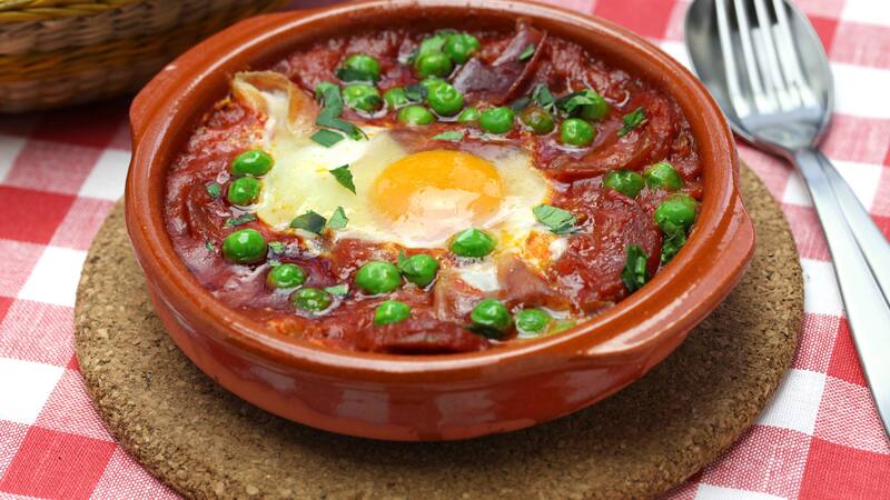 Huevos flamencos: la receta de las abuelas para comer un plato sabroso y económico.