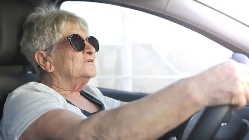 Las personas mayores de 50 años tendrán una beneficio especial a la hora de tramitar sus licencias de conducir.