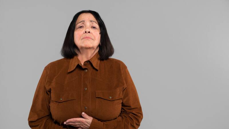 Esta actividad reduce el riesgo de padecer problemas digestivos, como el reflujo gástrico, al favorecer la movilidad del sistema digestivo.