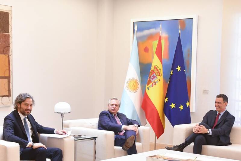 Los presidentes Fernández y Sánchez, más el canciller Cafiero