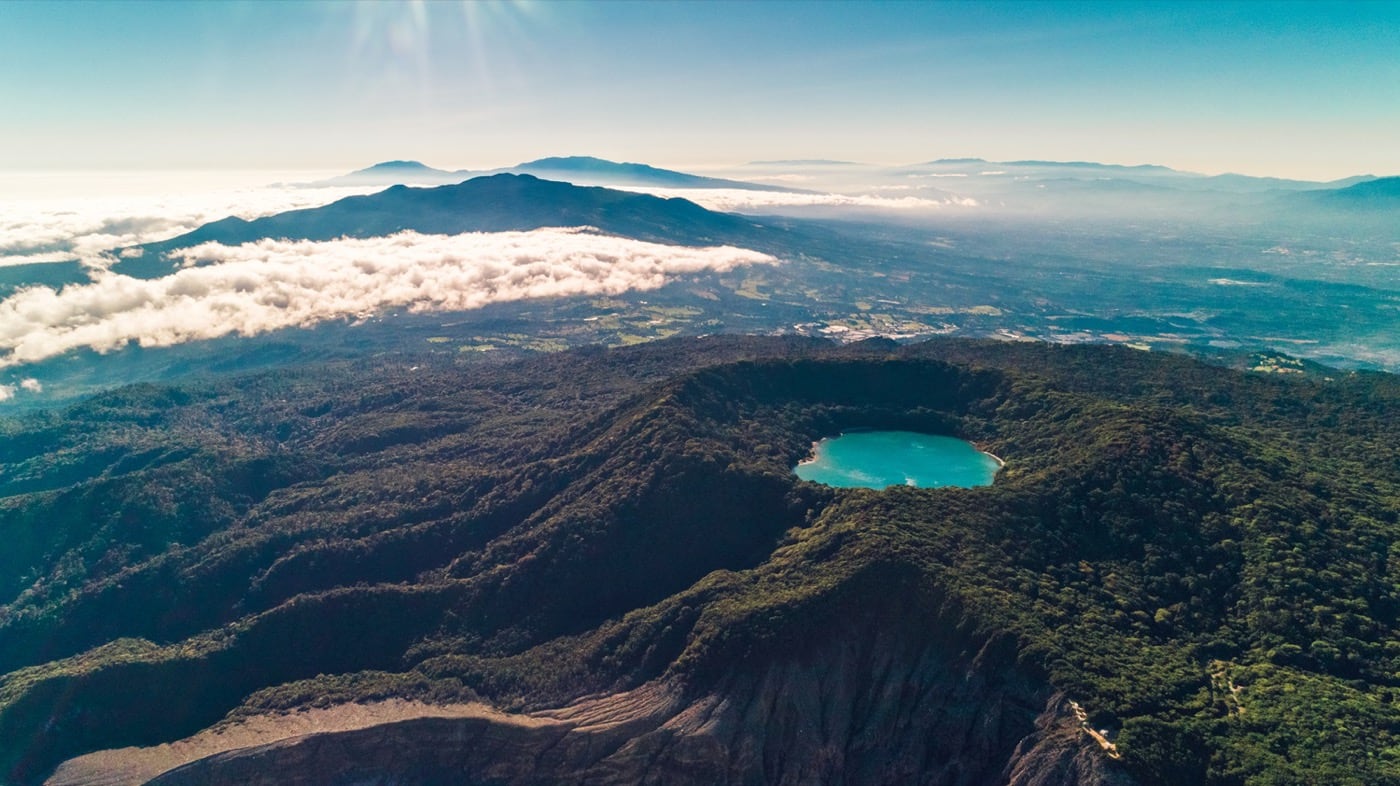 Laguna del Volc&aacute;n Po&aacute;s entre las nubes
