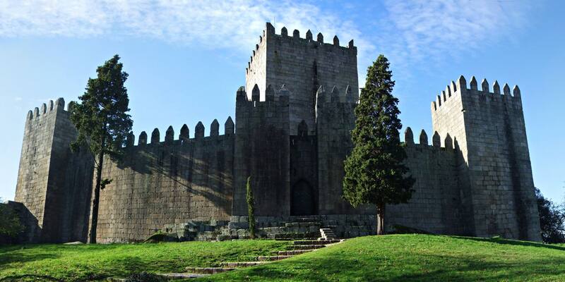 El Castillo de Guimarães es una de las joyas arquitectónicas más conocidas, tanto de la ciudad como de Portugal.(Fuente: Wikimedia Commons / Filipe Fortes)
