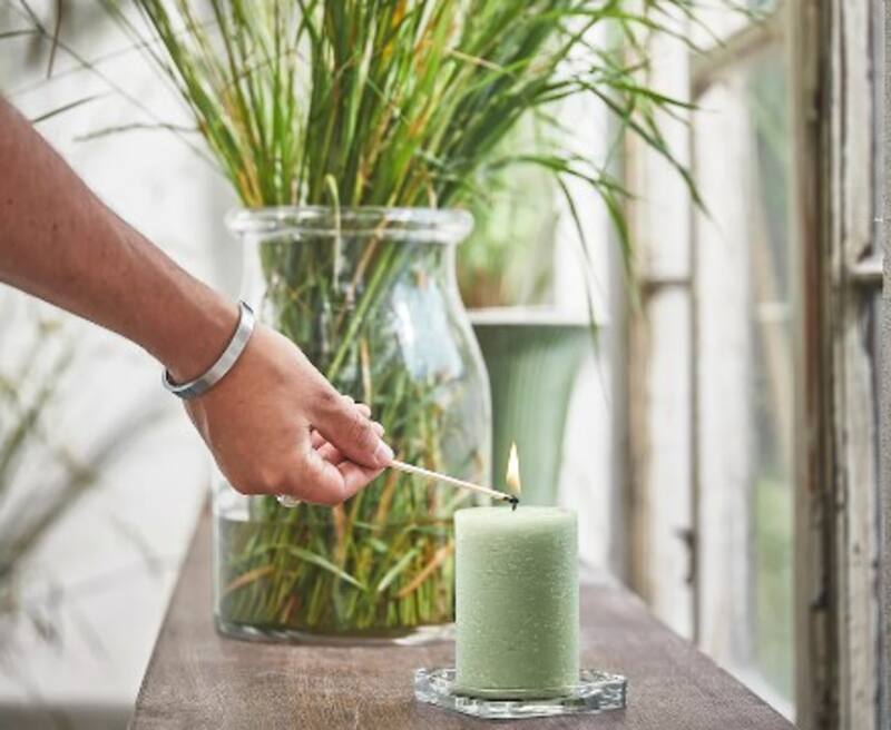 Esta vela aromática de hierba fresca es ideal para regalar esta Navidad.