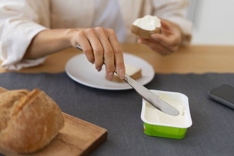 El contenido de grasa de leche de esta mantequilla mexicana supera el mínimo requerido por las normas internacionales. Fuente: Freepik.