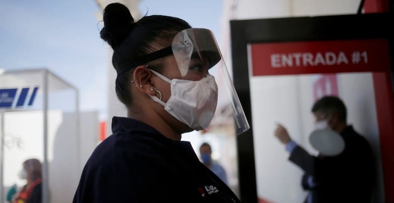 Ómicron es capaz de sortear los anticuerpos procedentes tanto de infecciones previas de otras variantes como de la vacunación.