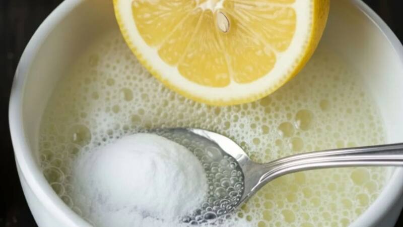 Bicarbonato y jugo de limón: la combinación que elimina manchas difíciles y cómo usarla correctamente.