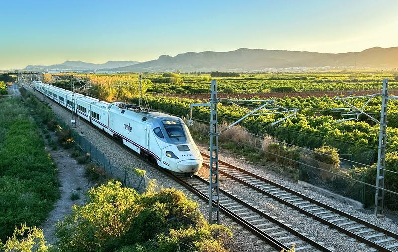 Los abonos gratuitos de Renfe son válidos solo para Cercanías, Rodalies y Media Distancia. (Foto: Shutterstock)