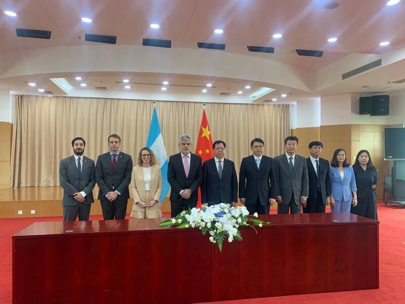 El ministro Filmus con la plana mayor del Ministerio de Ciencia y Tecnología de China