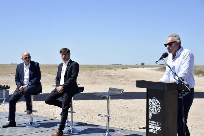 Mindlin hace el anuncio; lo escuchan Mariano Ucet (intendente de Coronel Rosales) y Axel Kicillof