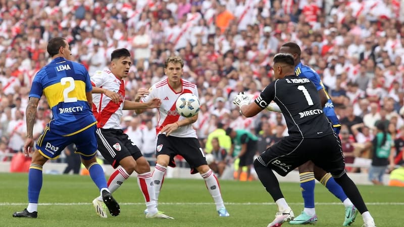 Marcelo Gallardo y Fernando Gago están muy ocupados en lograr que sus dirigidos desarrollen una idea de juego.