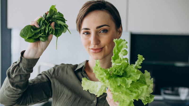 Estudios científicos han demostrado que el consumo regular de espinacas puede ayudar a reducir enfermedades