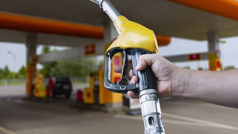 La clave para evitar la multa de 100 euros por algo que muchos hacen en las gasolineras, según la DGT.