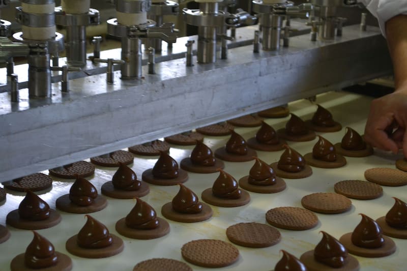 En su planta de Villa Lugano, Fantoche fabrica 1 millón de alfajores por día de cuatro estilos.