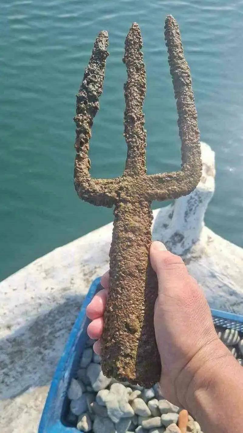 El tridente hallado que ponde en agenda a la mitología girega. Fuente: National Geographic.