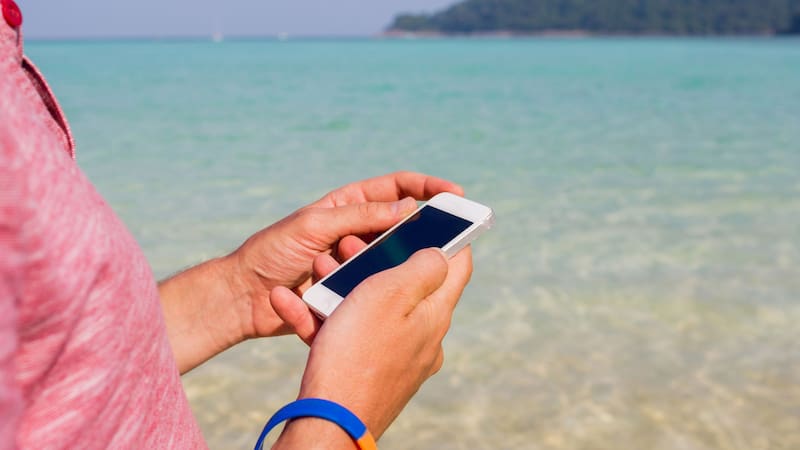 Con pequeños ajustes podés prolongar la vida útil de tu celular mientras disfrutas del verano.