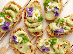 ¿Se pueden comer las flores? Los 5 beneficios que brindan a la salud y cómo incorporarlas a las comidas