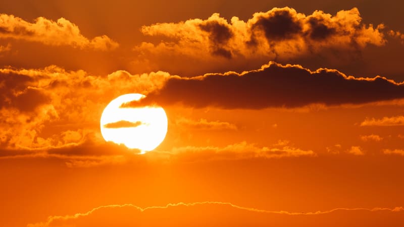 La luz solar viaja a través de diferentes longitudes de onda, afectando cómo se perciben los colores.