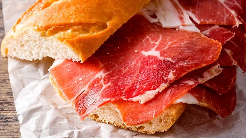 Este sandwich es una maravilla estructural: parece diseñado para viajar bien, mantener su forma y nunca mojarse (como pasa con muchos otros ingredientes).