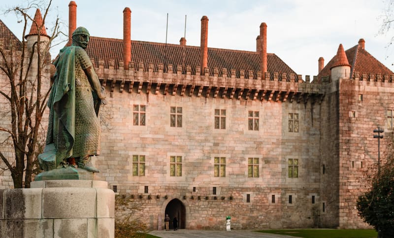El Palacio de los Duques de Braganza, junto a la estatua de Afonso Henriques, primer rey de Portugal.(Fuente: Wikimedia Commons)