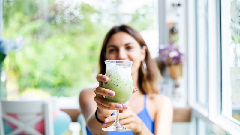 El batido tiene un sabor agradable, lo que lo convierte en una opción deliciosa para aquellos que buscan cuidar su salud de manera sabrosa.