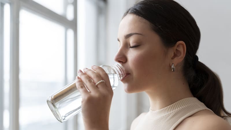 Tomá agua tibia en ayunas y bajá de peso.