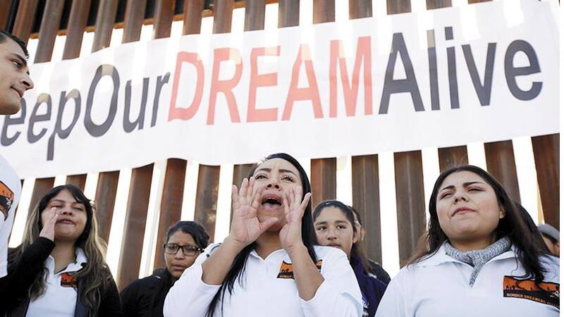 Manifestación de indocumentados en la frontera de EE.UU. y México