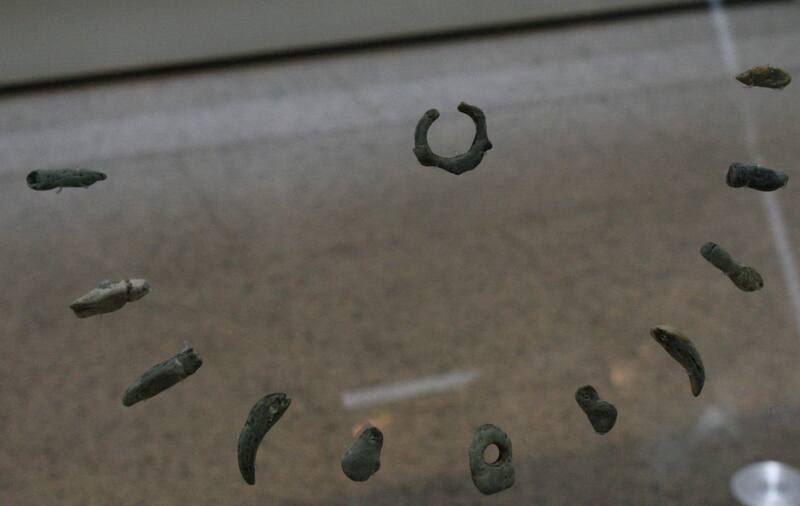 Los materiales utilizados para hacer cuentas incluían marfil, huesos, dientes de animales como osos y caballos, astas, piedras preciosas de azabache, conchas y ámbar. (Foto: Nachosan/Wikimedia Commons)