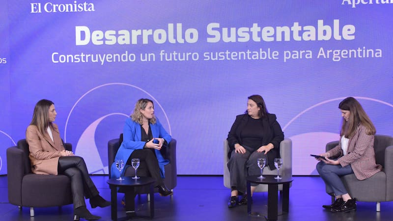 Paula Rende (Grupo Mirgor); Vanesa Vázquez (Cervecería y Maltería Quilmes); Mariana Petrina (L'Oréal Groupe Argentina), con Juliana Monferrán (El Cronista)