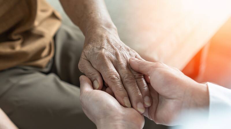 Cuáles son los primeros síntomas que sienten las personas que padecen Parkinson.