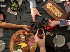 El bar de Buenos Aires que es "bueno, bonito y barato" y tiene las mejores tapas para picar