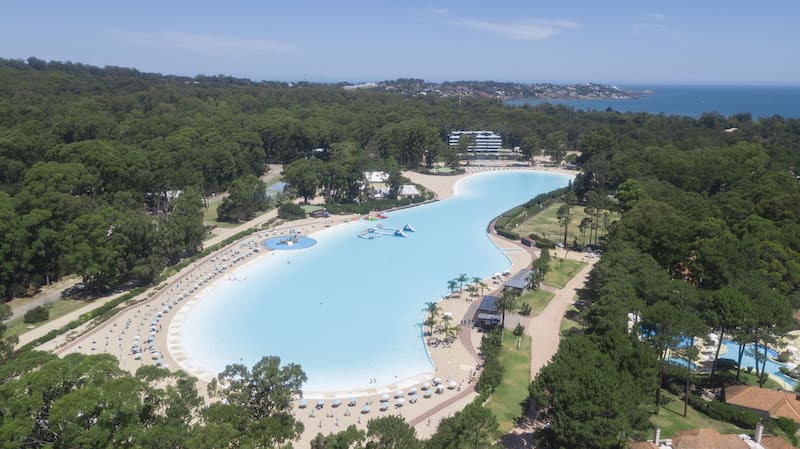 Solanas Crystal Beach es el corazón del condominio: una laguna de 3 hectáreas con playas y paradores
