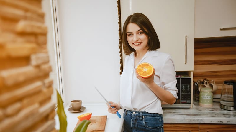 Cenar solo fruta todas las noches puede llevar a una deficiencia en proteínas esenciales.