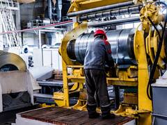 La industria creció en mayo en todas las comparaciones pero aun no sale de su estancamiento