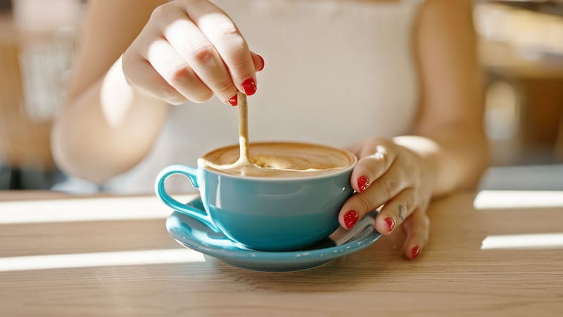 Fomentar el consumo moderado de café entre las personas sanas podría ser una estrategia eficaz para prevenir enfermedades cardiometabólicas. (Foto: Freepik)