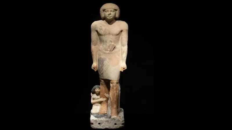 Zahi Hawass presenta un hallazgo único: la estatua de un noble con nombre sorprendente en Saqqara. Fuente: Shutterstock.
