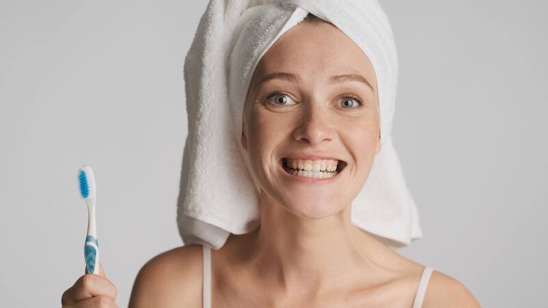 La acumulación de sarro en los dientes puede afectar la estética dental, creando manchas amarillentas y opacas en los dientes.