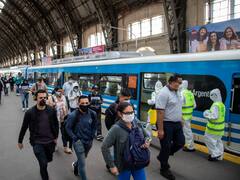 Colectivos y trenes en hora pico: cuánta gente puede viajar ahora parada y sentada
